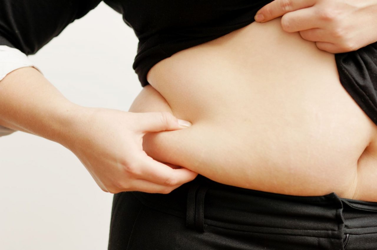 Bạn có đang rơi vào tình trạng béo vùng bụng như cô gái trong hình?